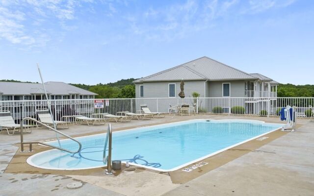 Holiday Hills Getaway - Branson - Golf Resort - Outdoor Pools