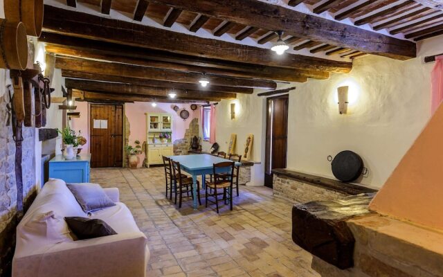 Gorgeous Apartment With Pool Near Sibillini Mountains