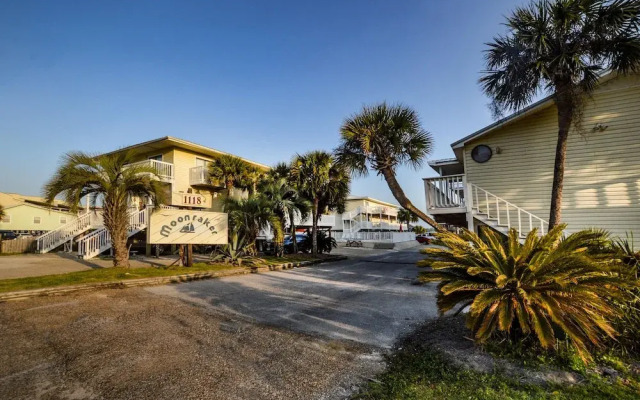 Moonraker 3 1 Bedroom Condo by RedAwning