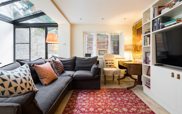 Quiet Classical/modern Designer Garden Flat