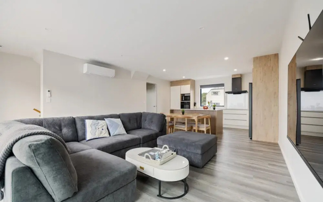 Group and Family Friendly - 3 Bedroom Townhouse with Garage