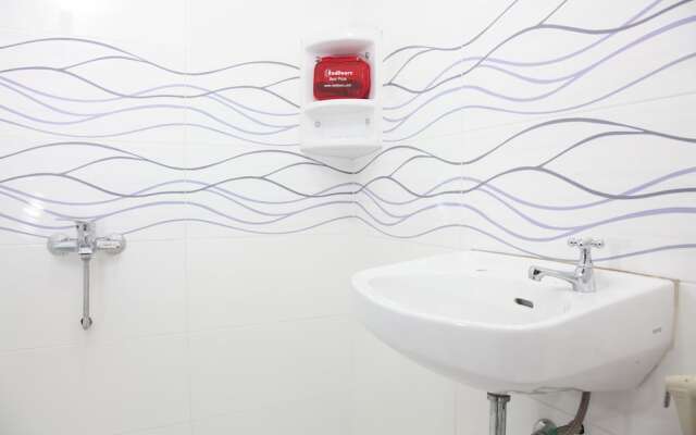 RedDoorz near Plaza Marina 2