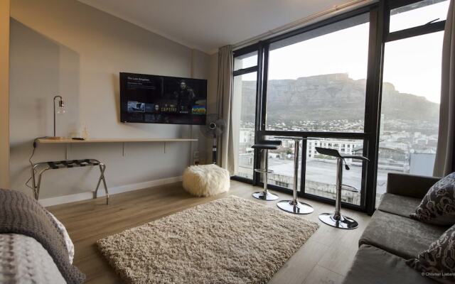 High-end city center studio with Views