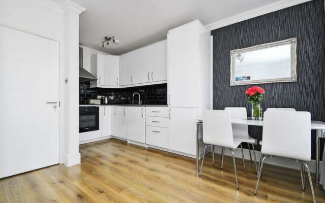 Modern 2 Bedroom Apartment On The Doorstep Of Queens Park