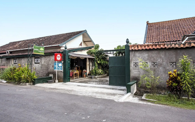 RedDoorz near Adisucipto Airport
