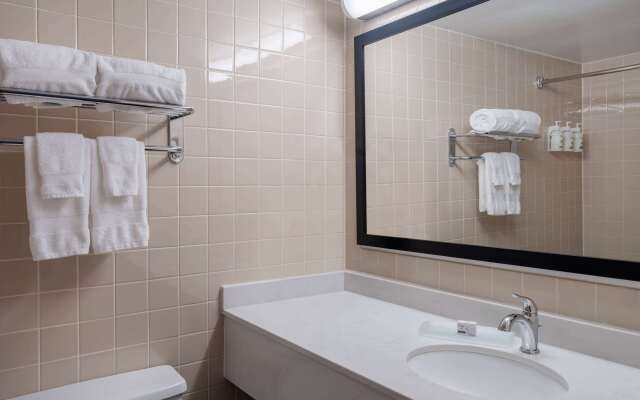 Ramada by Wyndham Thunder Bay Airlane Hotel