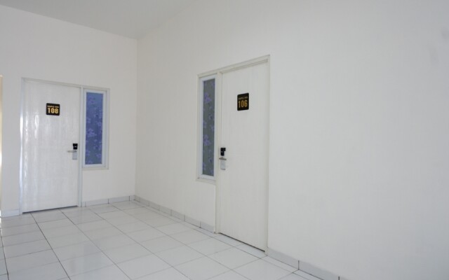 RedDoorz near Alun Alun Kaliwungu Kendal