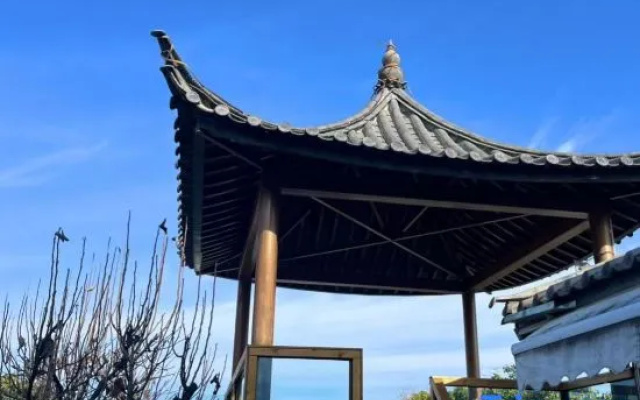 Lakeside Bliss Courtyard – Outside – Dali