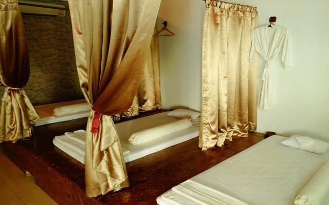 Saphan Krungthep Hostel & Spa