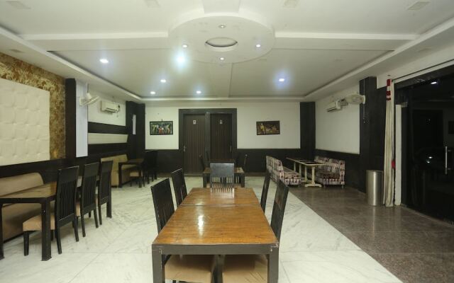 OYO 8607 Hotel Sky Inn