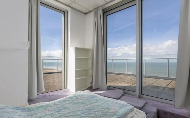 Apartment on Zeedijk With Sea Views