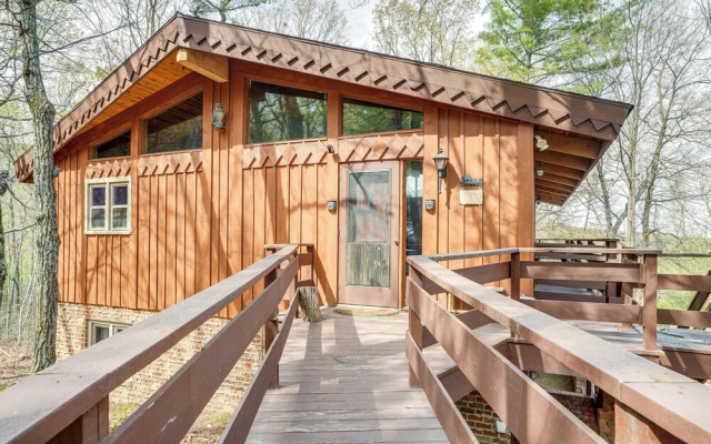 Treehouse-style Cabin, 1 Mi to Massanutten Resort