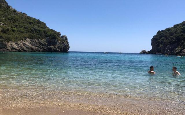 Villa Ampelaki (30 meters to the beach)