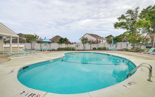 2 Mi to Surfside Beach: Coastal Escape w/ Balcony!