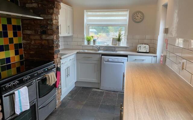 Newlyn House - Sleeps 11