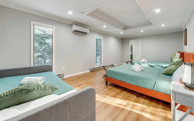 Hot Tub + Game Room: Spacious Poconos Escape!