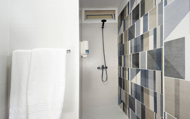 Skyview Hotel by Livvo