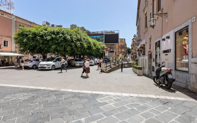 Central Apartment in Taormina Near the Sea