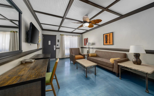 Caliente Tropics Hotel