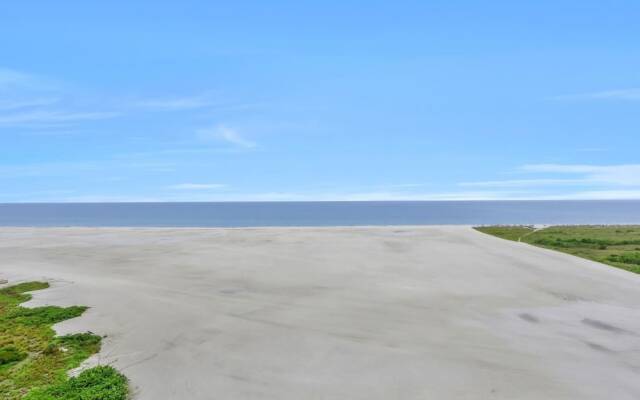 Beachfront Condo With Panoramic Ocean Views and Pool