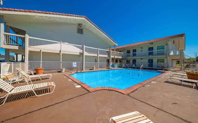 Motel 6 Dallas, TX - Farmers Branch