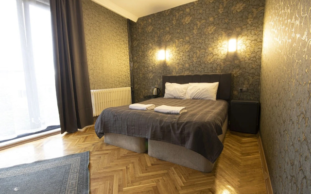 Ares Business Suit Hotel