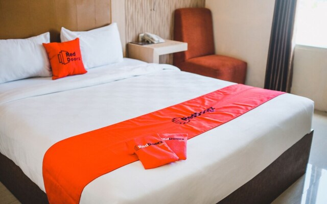 RedDoorz Plus near Mall Panakukang