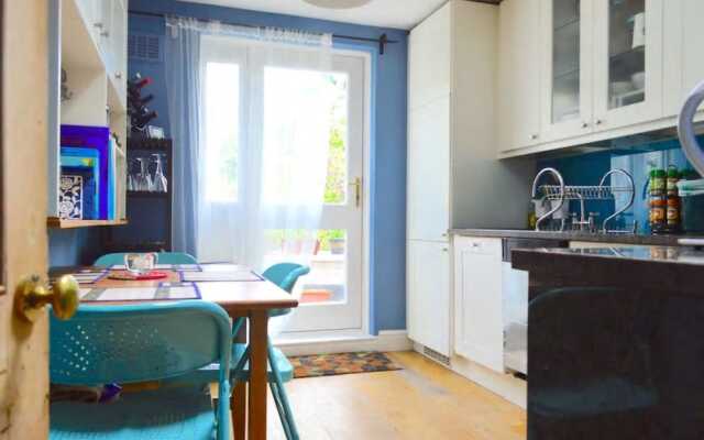 2 Bedroom Apartment With Roof Terrace in Camden