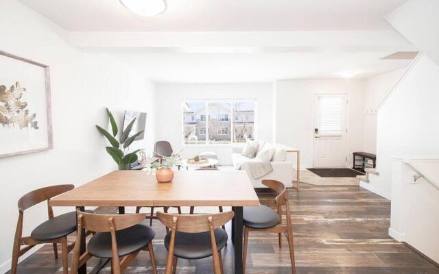 Luxurious 3 Bedroom Townhouse Free Parking and Wifi