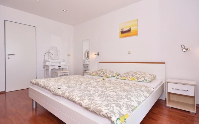 Awesome Home in Pisak With Wifi and 2 Bedrooms