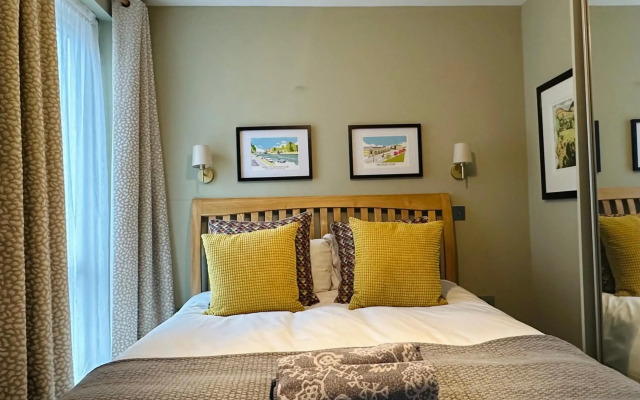 Easy Walk City Centre Flat with Free Parking