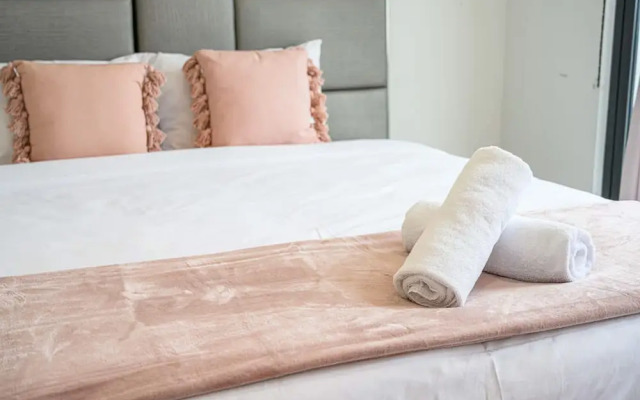 Metawisebnb Executive 2-bedroom Stadium View Apartment W Parking