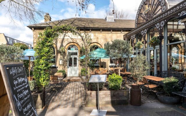 3BD Mews House with Courtyard in Kew