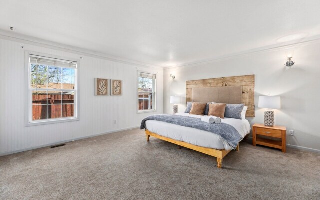 Scandinavian Chic – Hot Tub, Bikes and Lake Life!