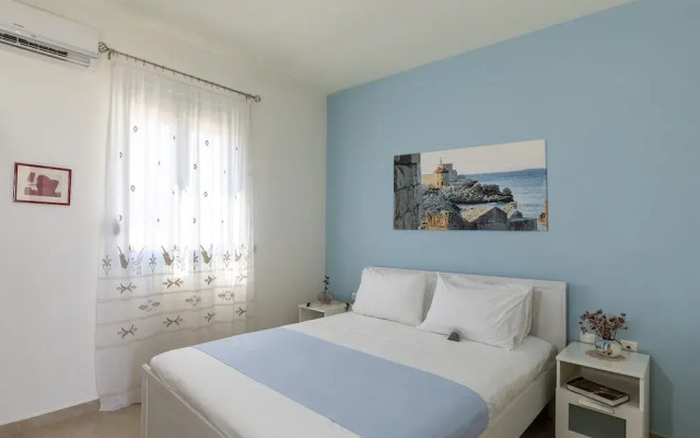 Live by the sea at House Almyra
