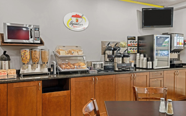 Super 8 by Wyndham Thunder Bay