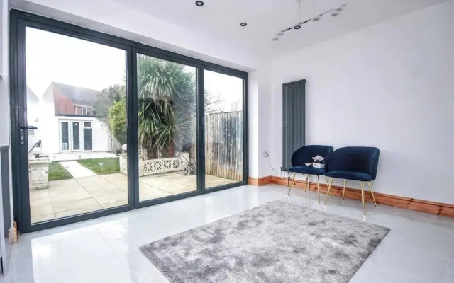 House in Brighton & Hove With Parking