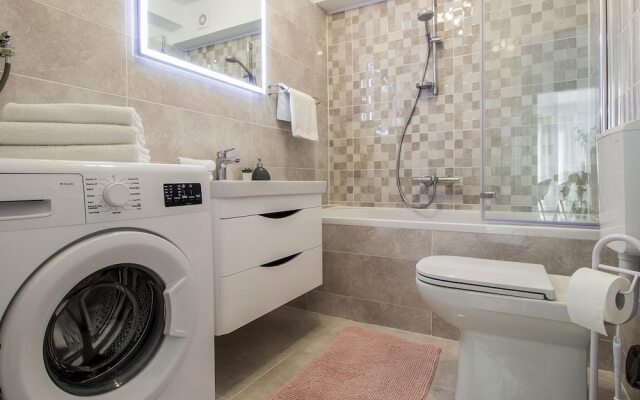 Premium Holiday Home in Kučine-Mravinci with Swimming Pool