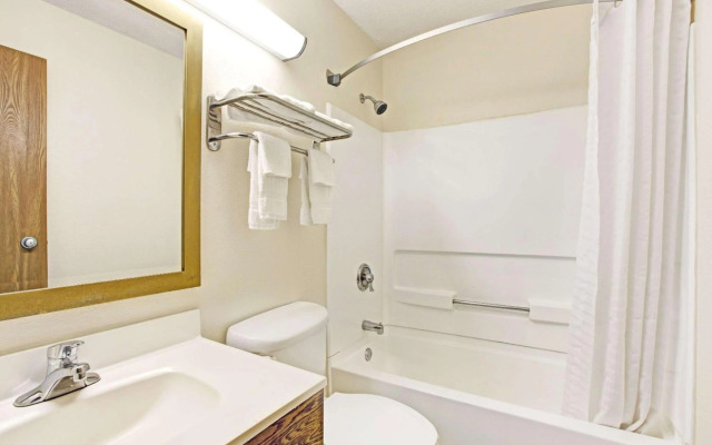 Super 8 Motel - Baltimore Essex Area