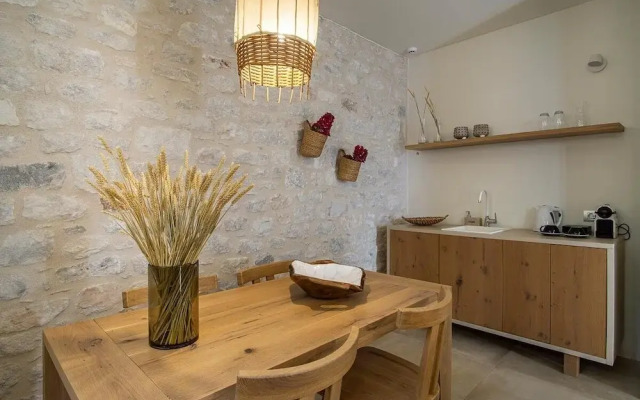 BASSA MAINA Villas & Suites