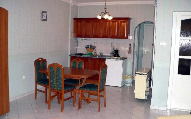 Pine Wood Apartment 5