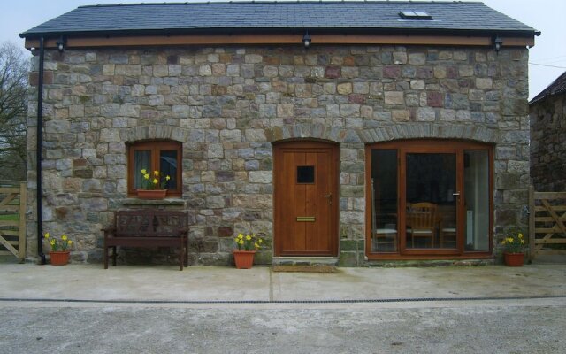 Cozy Cottage in Ystradgynlais With Garden