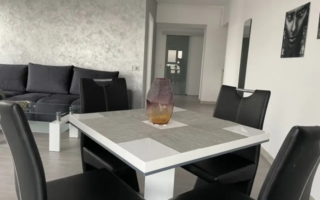 Unique Penthouse Lakeview W19