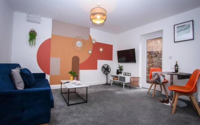 No15 Luxe Living Elegant City Home-1 Bed-Garden-Wifi-Private Parking-Beach-City