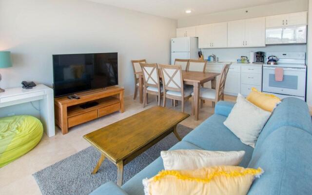 Waikiki Banyan - Ocean View Tower 1 Suite 3209