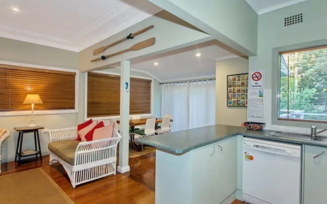 Christmas Bush Avenue No.11