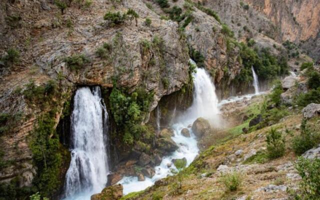 Kapuzbaşı Şelalesi Baştürk dinlenme tesisleri