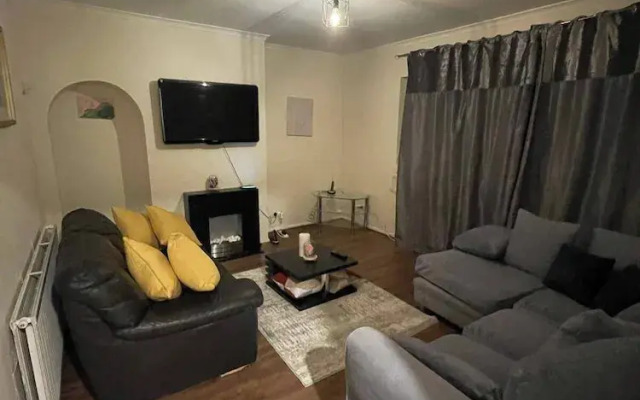 3 Bedrooms - 6 Guests - Parking - Fireplace - Bbq