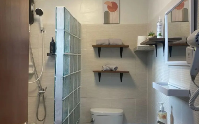 Spacious Modern Condo with Balcony