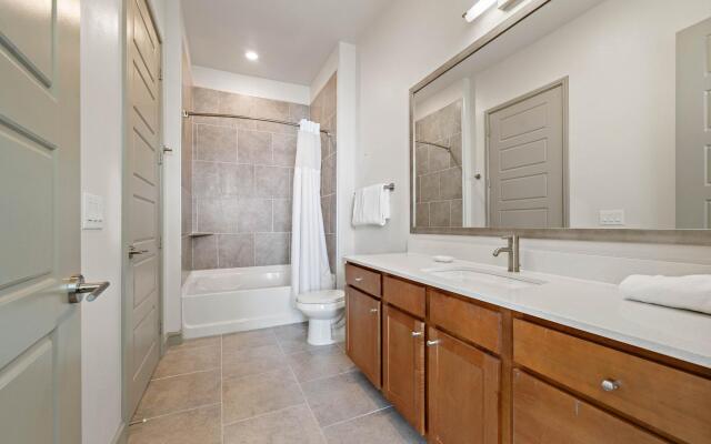 Deep Cleaned Modern 2BR Apt Downtown Location